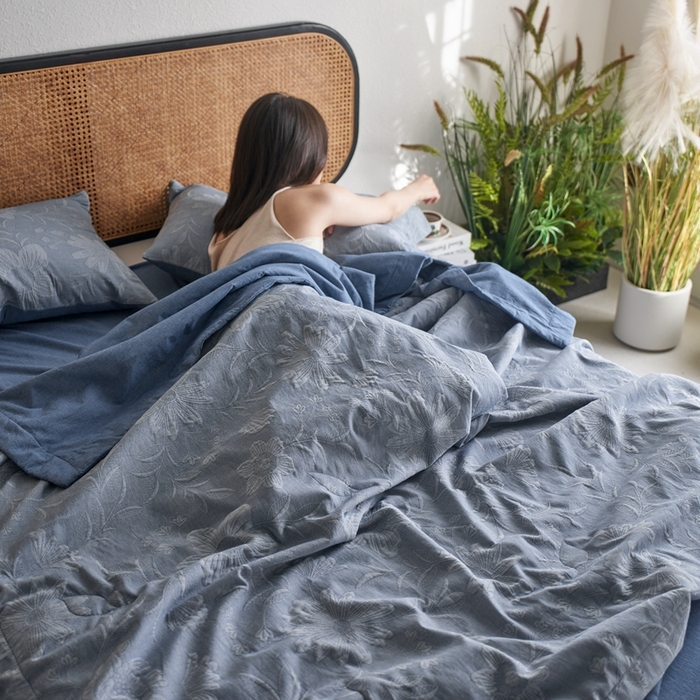 91家纺网 家纺一手货源 找家纺 安莱生活 2024新款高端双层纱色织大提花夏被 馥香 馥香-深蓝