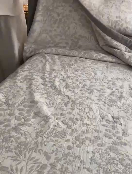 91家纺网 家纺一手货源 找家纺 安莱生活 2024新款高端双层纱栀子花色织大提花夏被及夏被四件套 栀子花-浅灰