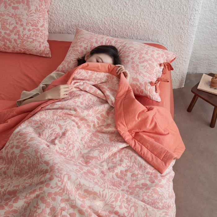 91家纺网 家纺一手货源 找家纺 安莱生活 2024新款高端双层纱栀子花色织大提花夏被及夏被四件套 栀子花-橘红