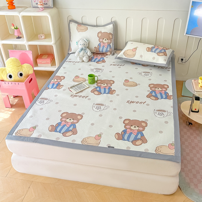 91家纺网 家纺一手货源 找家纺 安哆啦家纺 安哆啦家纺 2024新款A类冰藤印花凉席 蛋糕小熊-凉席款