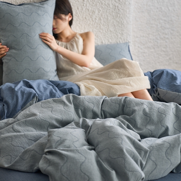 91家纺网 家纺一手货源 找家纺 安莱生活 2025新款双层纱色织提花波浪系列四件套 竖纹波浪 竖纹波浪-深蓝