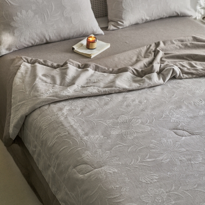 91家纺网 家纺一手货源 找家纺 安莱生活 2024新款高端双层纱色织大提花夏被 馥香 馥香-浅灰