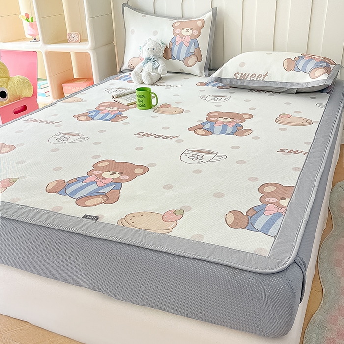 91家纺网 家纺一手货源 找家纺 安哆啦家纺 安哆啦家纺 2024新款A类冰藤印花凉席 蛋糕小熊-床笠款