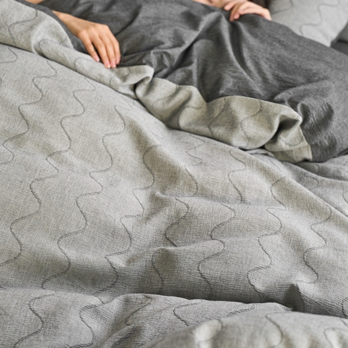 91家纺网 家纺一手货源 找家纺 安莱生活 2025新款双层纱色织提花波浪系列四件套 竖纹波浪 竖纹波浪-深灰