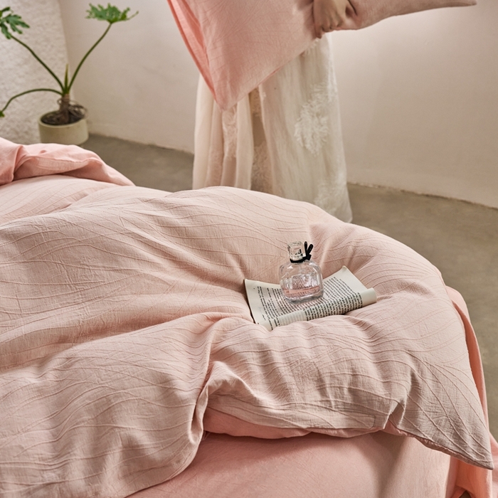 91家纺网 家纺一手货源 找家纺 安莱生活 2025新款双层纱色织提花波浪系列四件套 乱纹波浪 乱纹波浪-嫩粉