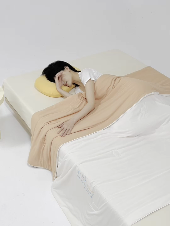 91家纺网 家纺一手货源 找家纺 安莱生活 2024新款小熊冰冰双拼系列高定版即刻凉感夏被3.0升级版 咖啡