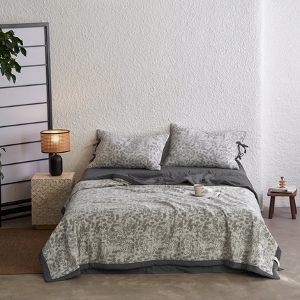 91家纺网 家纺一手货源 找家纺 安莱生活 2024新款高端双层纱栀子花色织大提花夏被及夏被四件套 栀子花-深灰