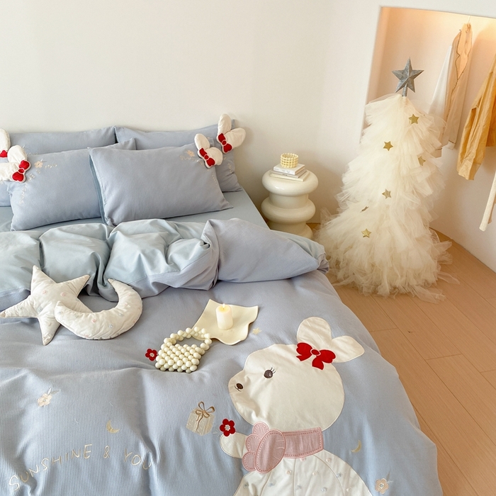 91家纺网 家纺一手货源 找家纺 朗莎 2024新款A版双层纱提花绣花B版40s水洗棉四件套 小兔子蓝