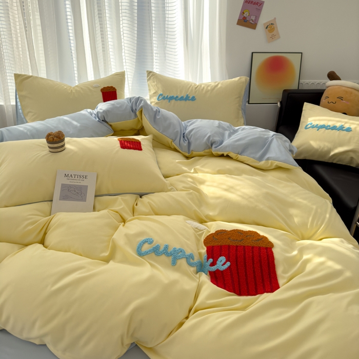 91家纺网 家纺一手货源 找家纺 曼谷家纺 年新款熊猫毛巾绣四件套柔软磨毛床上用品水洗棉套件 蛋糕-芝士蓝