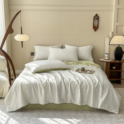 91家纺网 家纺一手货源 找家纺 2024沐辰家居-新款泡泡纱A类大豆纤维夏被四件套 奶油白绿