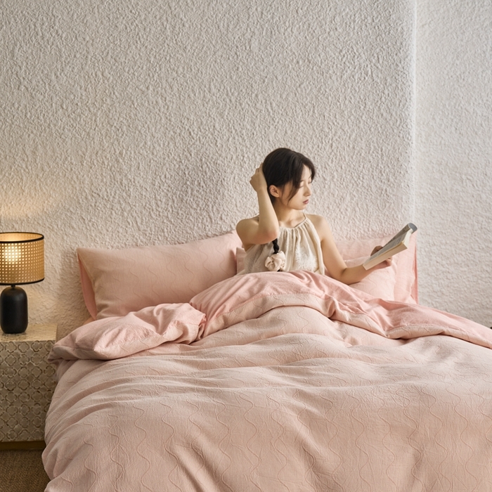 91家纺网 家纺一手货源 找家纺 安莱生活 2025新款双层纱色织提花波浪系列四件套 竖纹波浪 竖纹波浪-嫩粉