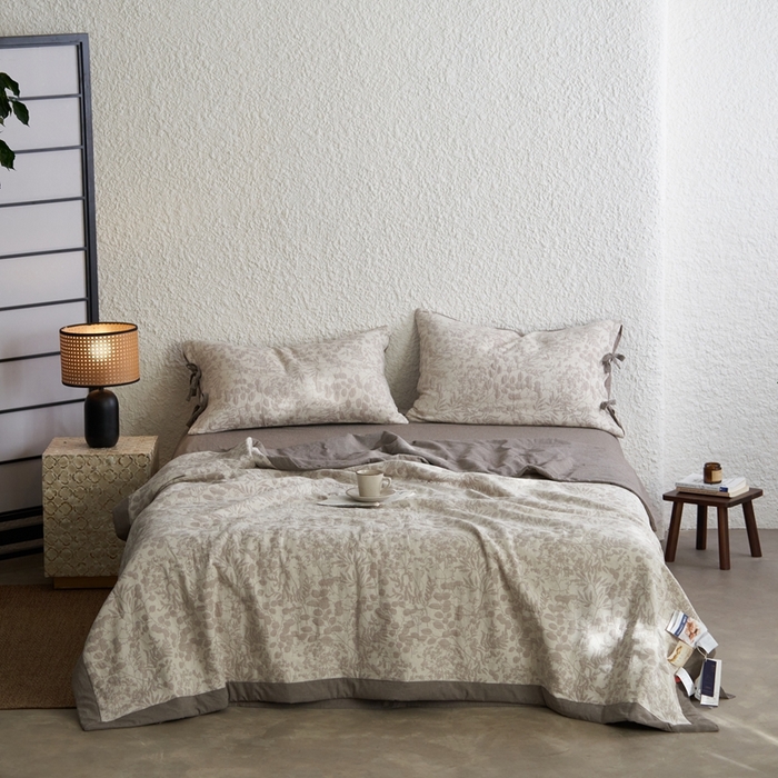 91家纺网 家纺一手货源 找家纺 安莱生活 2024新款高端双层纱栀子花色织大提花夏被及夏被四件套 栀子花-浅灰