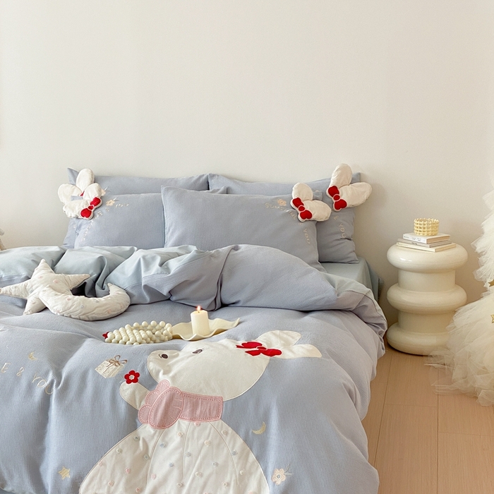 91家纺网 家纺一手货源 找家纺 朗莎 2024新款A版双层纱提花绣花B版40s水洗棉四件套 小兔子蓝