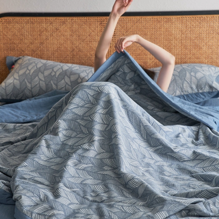 91家纺网 家纺一手货源 找家纺 安莱生活 2024新款高端双层纱色织大提花夏被 落叶 落叶-深蓝