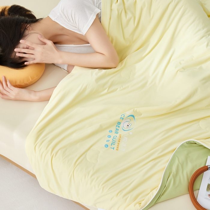 91家纺网 家纺一手货源 找家纺 安莱生活 2024新款小熊冰冰双拼系列高定版即刻凉感夏被3.0升级版 香橙