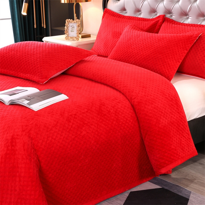 91家纺网 家纺一手货源 找家纺 芸锦豪 2024新款牛奶绒华夫格床盖 红色