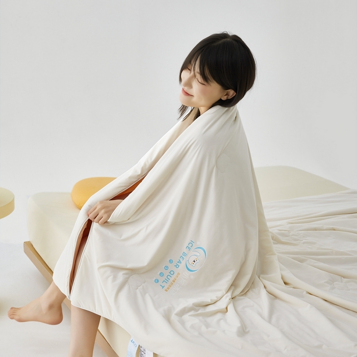 91家纺网 家纺一手货源 找家纺 安莱生活 2024新款小熊冰冰双拼系列高定版即刻凉感夏被3.0升级版 咖啡