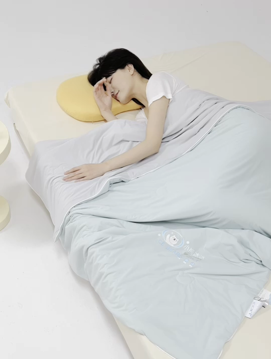 91家纺网 家纺一手货源 找家纺 安莱生活 2024新款小熊冰冰双拼系列高定版即刻凉感夏被3.0升级版 海风