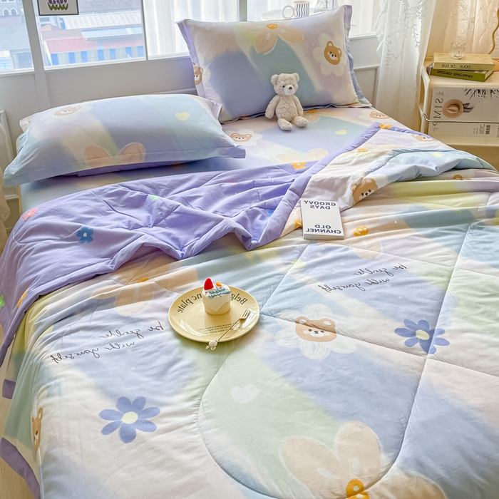 91家纺网 家纺一手货源 找家纺 菲梵家纺 2025春夏新品A类全棉喷气印花夏被 被子被芯 元气小熊