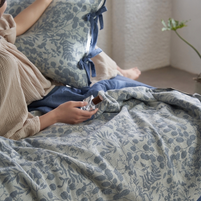 91家纺网 家纺一手货源 找家纺 安莱生活 2024新款高端双层纱栀子花色织大提花夏被及夏被四件套 栀子花-深蓝