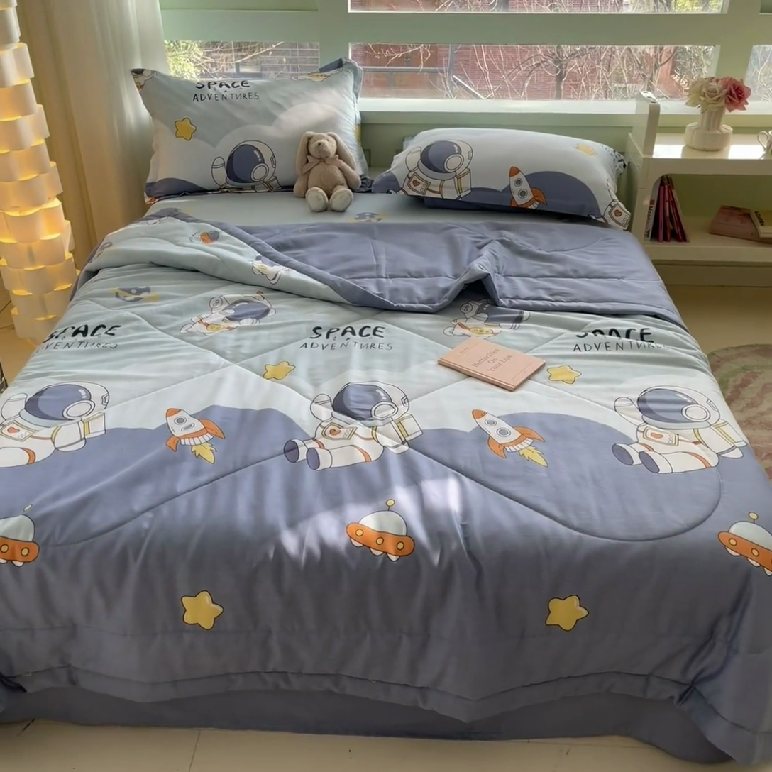 91家纺网 家纺一手货源 找家纺 菲梵家纺 2025春夏新品A类全棉喷气印花夏被 被子被芯 太空漫步