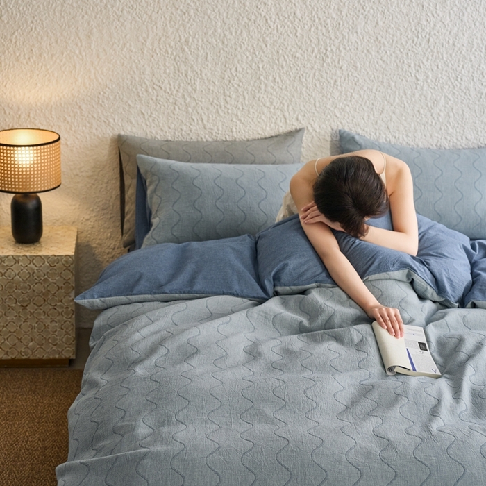 91家纺网 家纺一手货源 找家纺 安莱生活 2025新款双层纱色织提花波浪系列四件套 竖纹波浪 竖纹波浪-深蓝