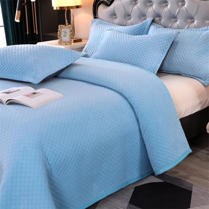 91家纺网 家纺一手货源 找家纺 芸锦豪 2024新款牛奶绒华夫格床盖 天空蓝