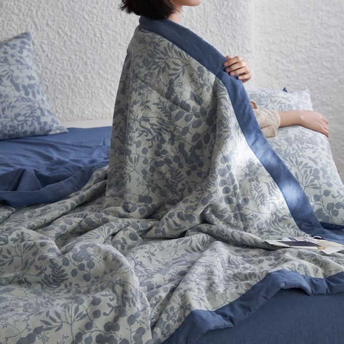 91家纺网 家纺一手货源 找家纺 安莱生活 2024新款高端双层纱栀子花色织大提花夏被及夏被四件套 栀子花-深蓝