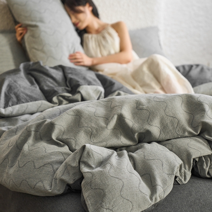 91家纺网 家纺一手货源 找家纺 安莱生活 2025新款双层纱色织提花波浪系列四件套 竖纹波浪 竖纹波浪-深灰