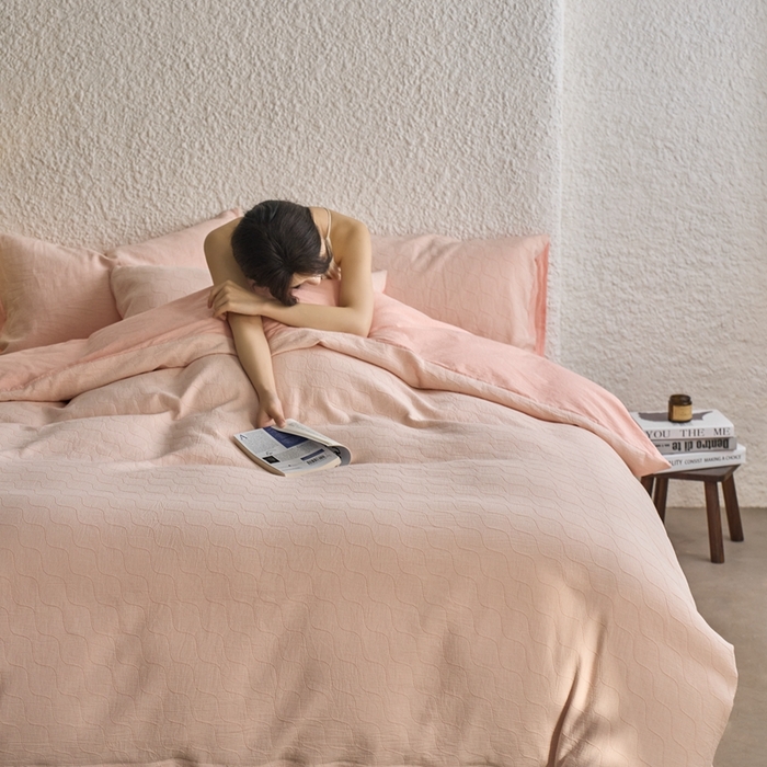 91家纺网 家纺一手货源 找家纺 安莱生活 2025新款双层纱色织提花波浪系列四件套 斜纹波浪 斜纹波浪-嫩粉