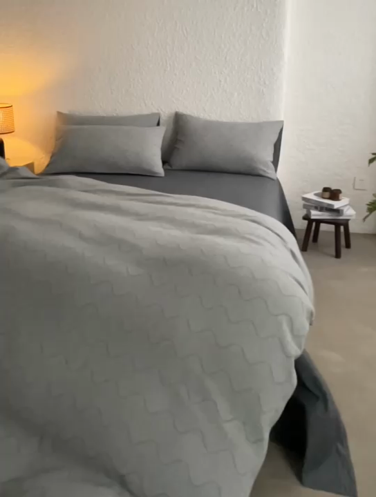 91家纺网 家纺一手货源 找家纺 安莱生活 2025新款双层纱色织提花波浪系列四件套 竖纹波浪 竖纹波浪-深灰