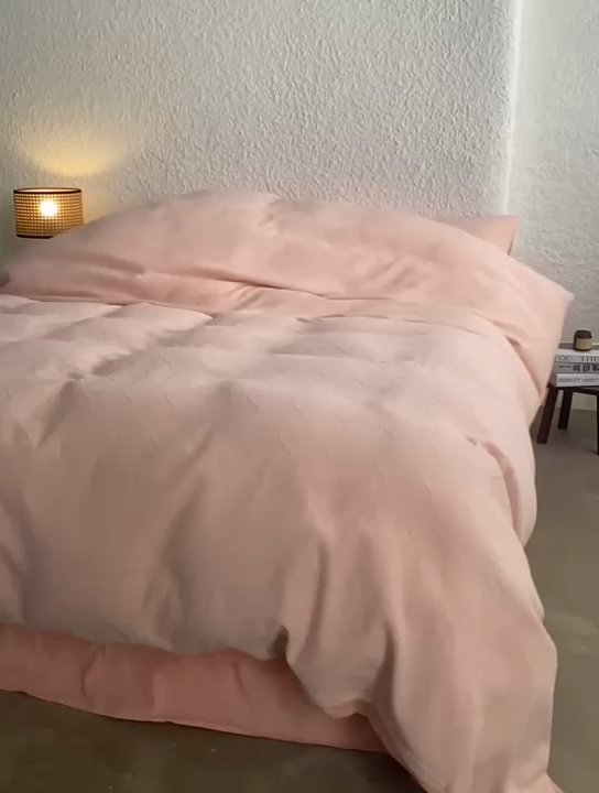 91家纺网 家纺一手货源 找家纺 安莱生活 2025新款双层纱色织提花波浪系列四件套 竖纹波浪 竖纹波浪-嫩粉