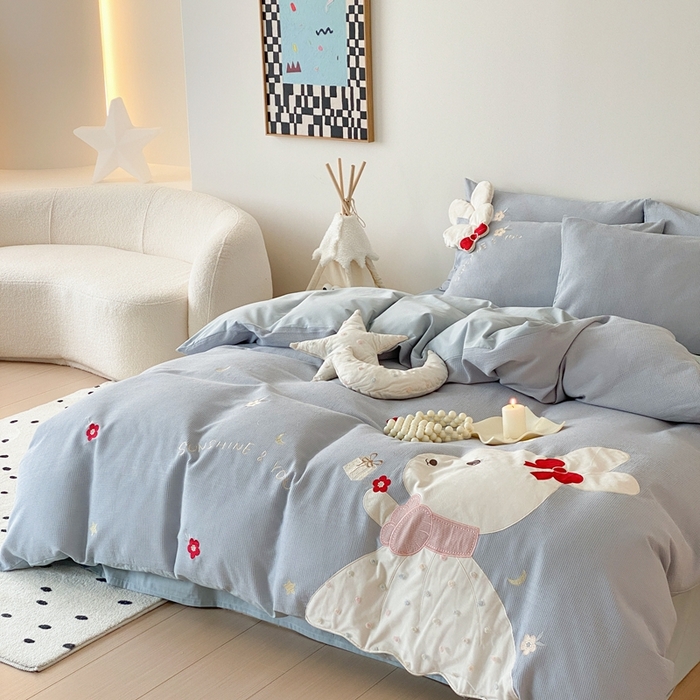 91家纺网 家纺一手货源 找家纺 朗莎 2024新款A版双层纱提花绣花B版40s水洗棉四件套 小兔子蓝