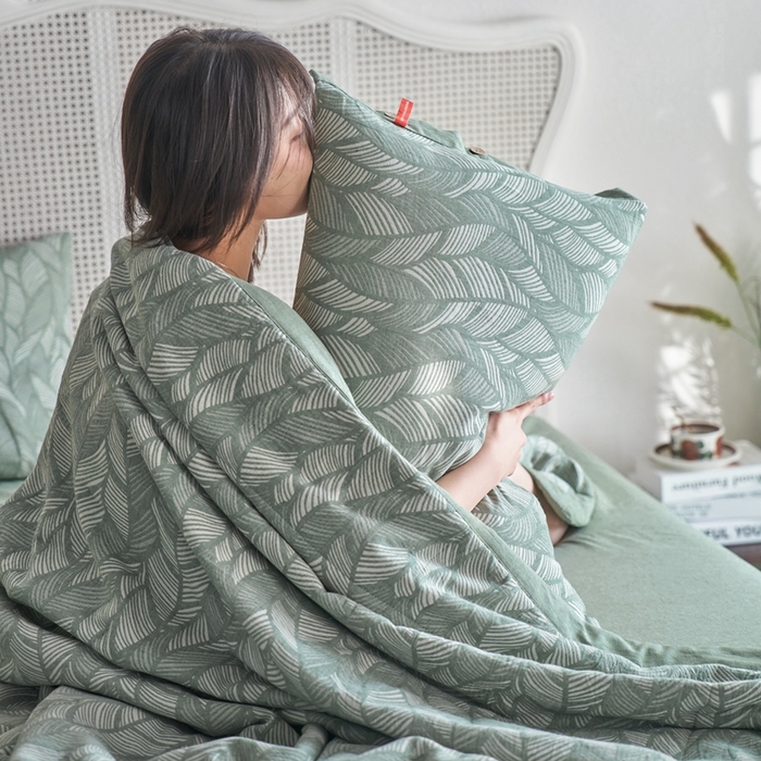 91家纺网 家纺一手货源 找家纺 （总）安莱生活 2024新款高端双层纱色织大提花夏被 落叶