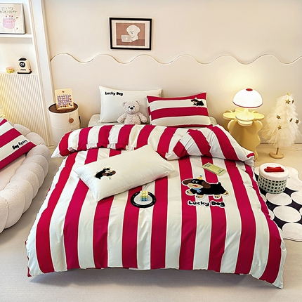 91家纺网 家纺一手货源 找家纺 其奥家纺 2025新款毛巾绣全棉四件套纯棉学生三件套-款式二 幸运狗-红条