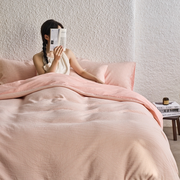 91家纺网 家纺一手货源 找家纺 安莱生活 2025新款双层纱色织提花波浪系列四件套 乱纹波浪 乱纹波浪-嫩粉