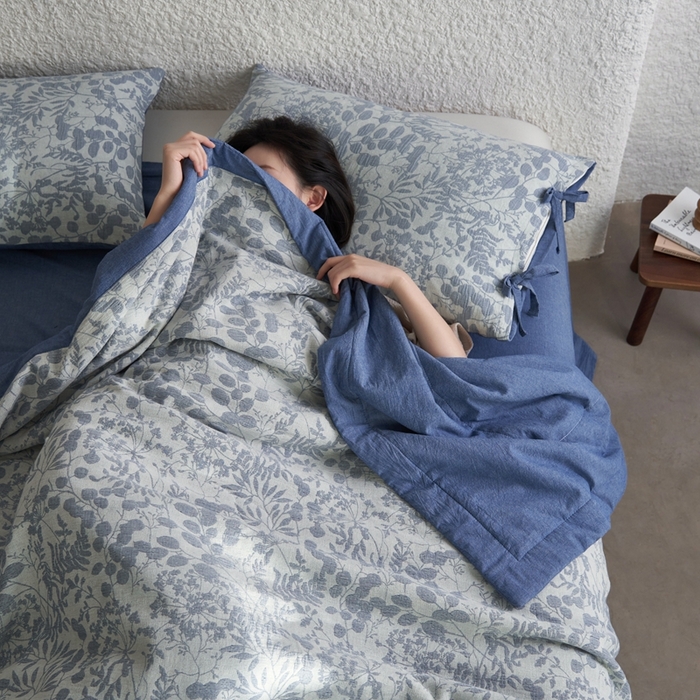 91家纺网 家纺一手货源 找家纺 安莱生活 2024新款高端双层纱栀子花色织大提花夏被及夏被四件套 栀子花-深蓝