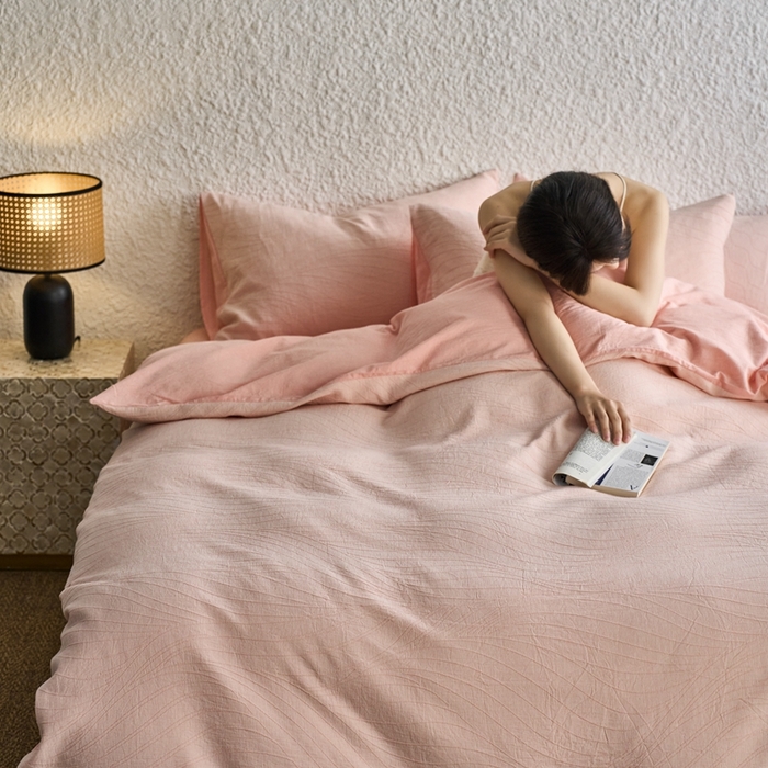 91家纺网 家纺一手货源 找家纺 安莱生活 2025新款双层纱色织提花波浪系列四件套 乱纹波浪 乱纹波浪-嫩粉