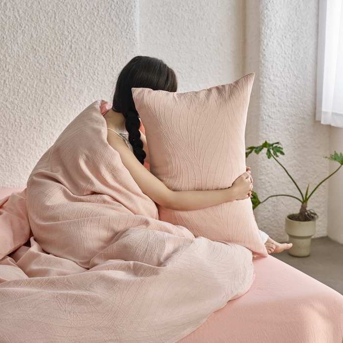 91家纺网 家纺一手货源 找家纺 安莱生活 2025新款双层纱色织提花波浪系列四件套 乱纹波浪 乱纹波浪-嫩粉