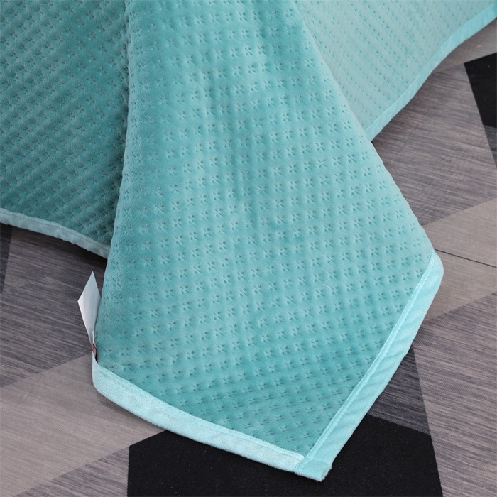 91家纺网 家纺一手货源 找家纺 芸锦豪 2024新款牛奶绒华夫格床盖 绿色