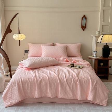 91家纺网 家纺一手货源 找家纺 2024沐辰家居-新款泡泡纱A类大豆纤维夏被四件套 樱花粉