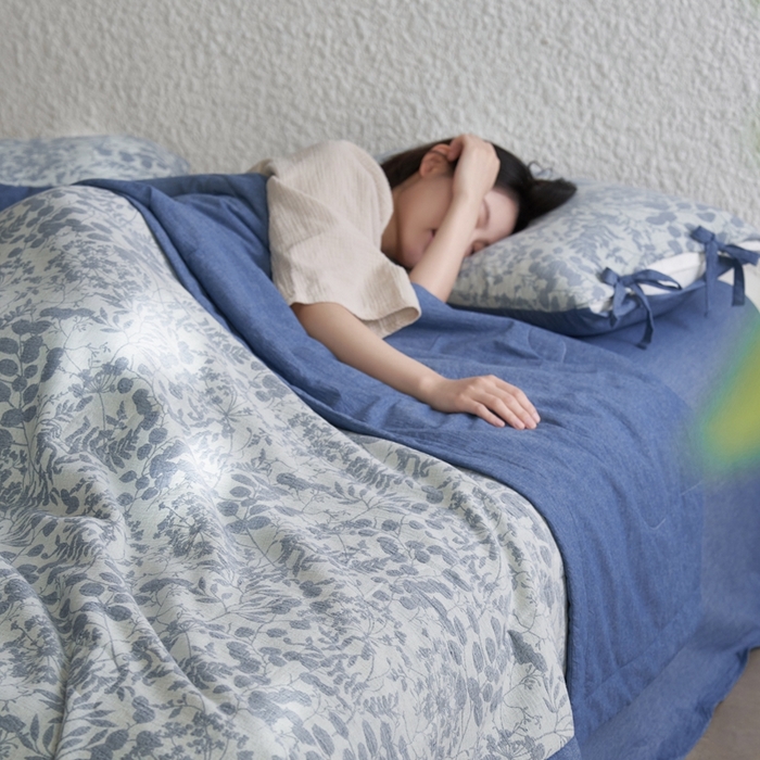91家纺网 家纺一手货源 找家纺 安莱生活 2024新款高端双层纱栀子花色织大提花夏被及夏被四件套 栀子花-深蓝