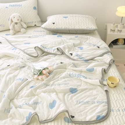 91家纺网 家纺一手货源 找家纺 柒月家居 2024新款印花小清新款乳胶凉席床席款夏被四件套 字母爱心