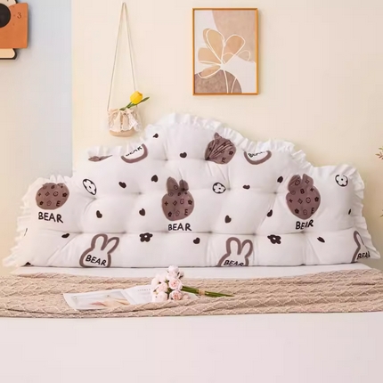 91家纺网 家纺一手货源 找家纺 碧尔家居 2025新款麦浪牛奶绒机械钉扣床头靠垫 棕色小熊