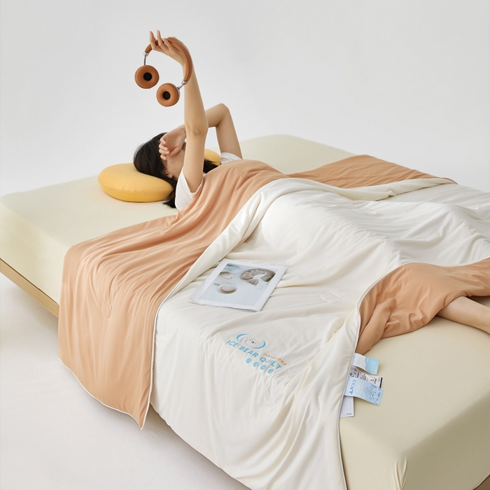 91家纺网 家纺一手货源 找家纺 安莱生活 2024新款小熊冰冰双拼系列高定版即刻凉感夏被3.0升级版 咖啡