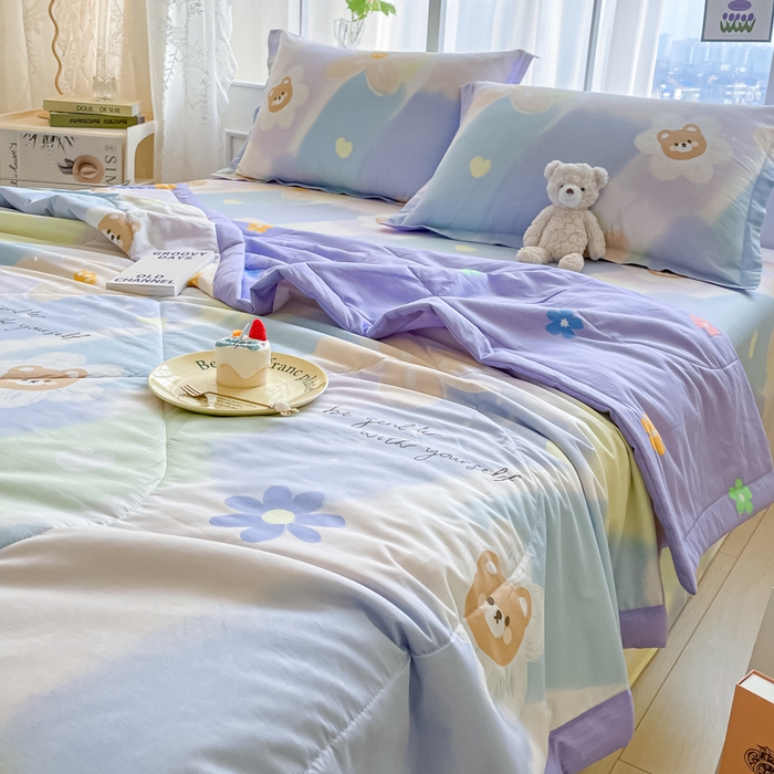 91家纺网 家纺一手货源 找家纺 菲梵家纺 2025春夏新品A类全棉喷气印花夏被 被子被芯 元气小熊