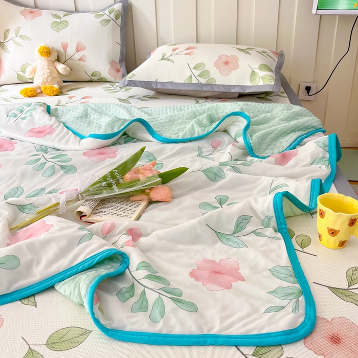 91家纺网 家纺一手货源 找家纺 安哆啦 2024新款A类凉感丝冰豆豆夏被冰丝席冰藤席四件套 夏被-花丛间