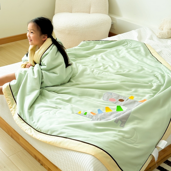 91家纺网 家纺一手货源 找家纺 喜多兔儿童家纺 2024新款莫代尔夏被空调被-萌宝宝系列 绿色小恐龙亮亮