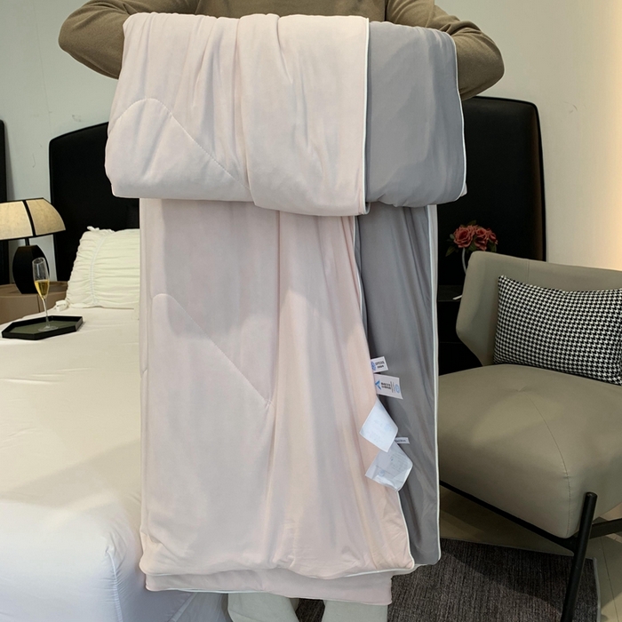 91家纺网 家纺一手货源 找家纺 奈萝家纺 2025新款A类凉感丝小凉皮夏被可机洗夏被新品空调被 嘟嘟粉灰