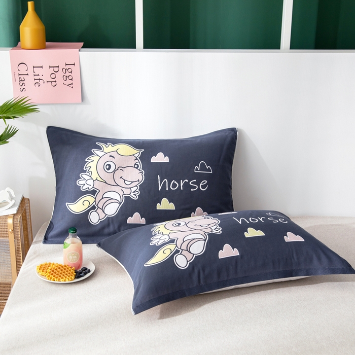 91家纺网 家纺一手货源 找家纺 朴尔2024新款儿童定位卡通大版花全棉四层纱布枕巾 奔奔马53*78CM（成人）/对